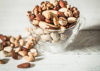 Ahşap arka plan üzerinde farklı fındık