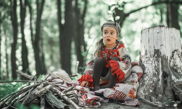 Menina em traje de índio americano — Fotografia de Stock