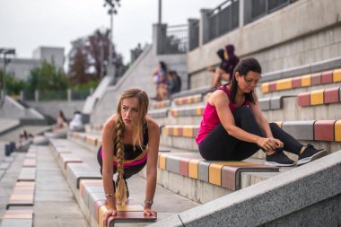 birlikte çalışan iki sportif kız