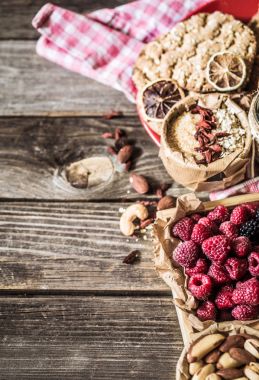 Ahududu ve fındık ile natürmort