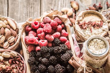 Ahududu ve fındık ile natürmort