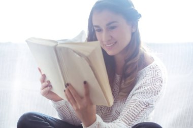 kız kanepede kitap closeup okuma