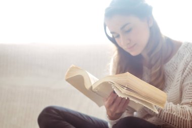 kız kanepede kitap closeup okuma