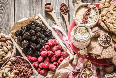 Ahududu ve fındık ile natürmort