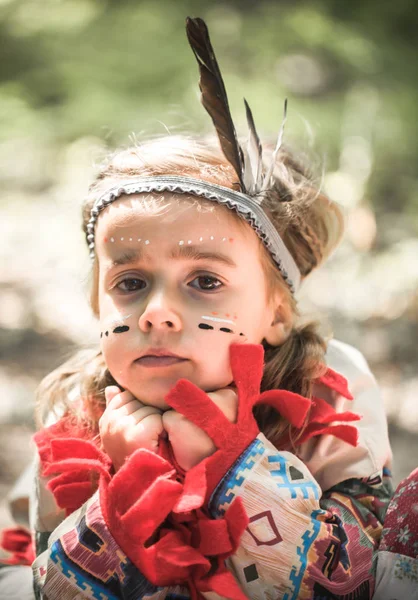 Porträt eines Mädchens im Kostüm amerikanischer Indianer — Stockfoto