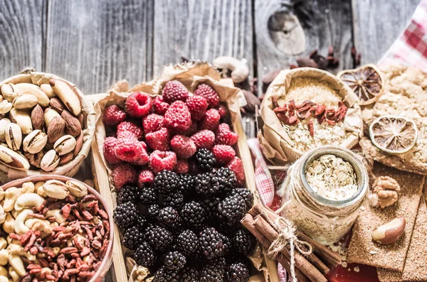 Ahududu ve fındık ile natürmort