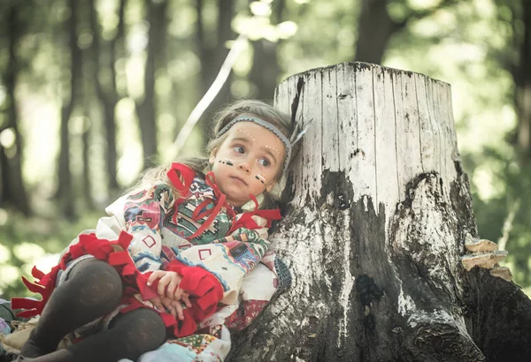 Menina em traje de índio americano — Fotografia de Stock