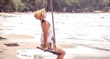 Tayland beach salıncakta gurl