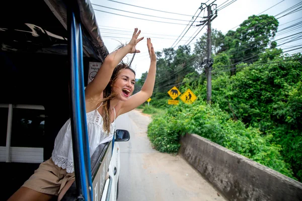 gülümseyen kız görünüyor bir taksi, pencereden dışarı tuk-Tuk