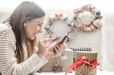 Noel hediyeleri ve telefon ile kız