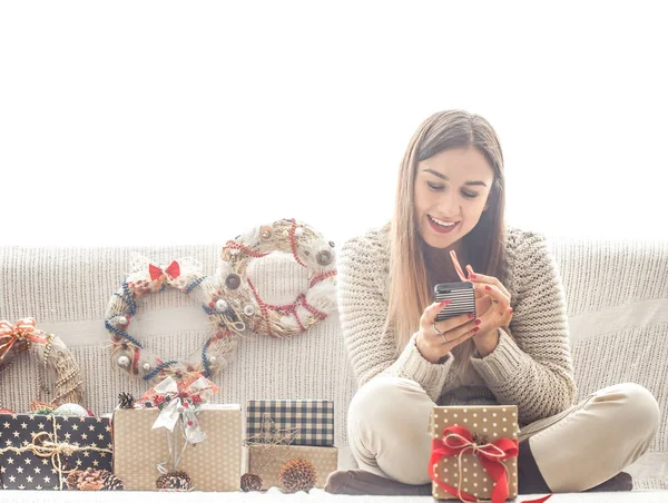 Dziewczyna z prezenty świąteczne i telefon — Zdjęcie stockowe