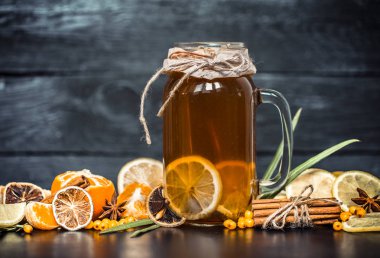 siyah bir zemin üzerine limonlu çay bileşimi