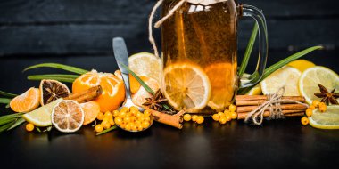 siyah bir zemin üzerine limonlu çay bileşimi