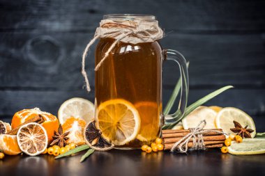 siyah bir zemin üzerine limonlu çay bileşimi