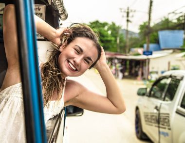 gülümseyen kız görünüyor bir taksi, pencereden dışarı tuk-Tuk