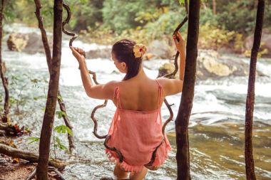 Kız yağmur ormanlarında arka görünüm