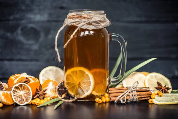 siyah bir zemin üzerine limonlu çay bileşimi