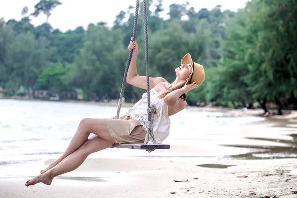 Kız Tayland beach bir salıncak üzerinde