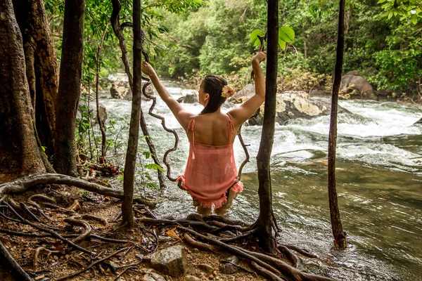 Kız yağmur ormanlarında arka görünüm