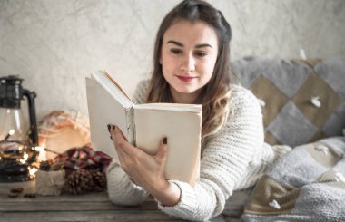 Kitap okuyan kız.