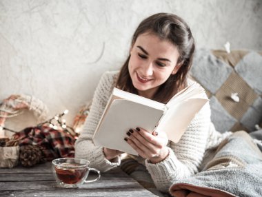 Kitap okuyan kız.