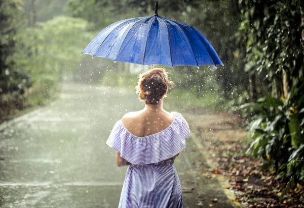 Chica con paraguas bajo la lluvia — Foto de Stock