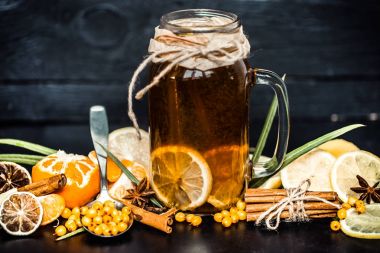 siyah bir zemin üzerine limonlu çay bileşimi