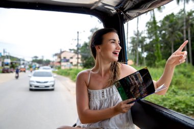 Kız turistik bir Tay taksi
