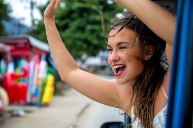 gülümseyen kız bir taksi pencereden görünüyor