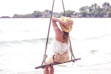 Kız Tayland beach bir salıncak üzerinde