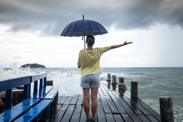 bir iskele bir şemsiye ile genç bir kız
