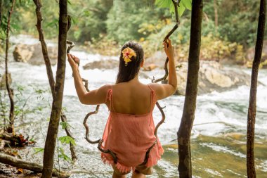 Kız yağmur ormanlarında arka görünüm