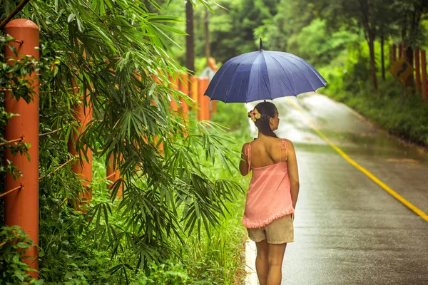 yolda şemsiye ile kız