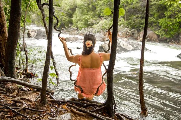 Kız yağmur ormanlarında arka görünüm
