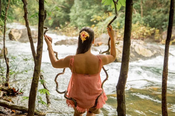 Kız yağmur ormanlarında arka görünüm