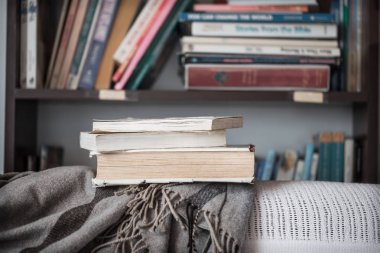 bir kitap kütüphane zemin üzerine yığını