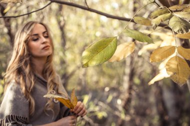 sonbahar ormandaki güzel kız