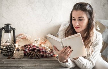 Kitap okuyan kız.