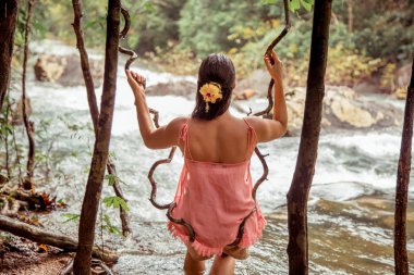 Kız yağmur ormanlarında arka görünüm