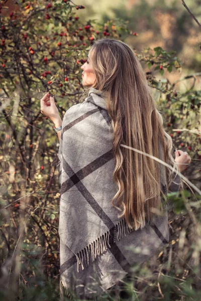 Sonbahar ormandaki güzel kız — Stok fotoğraf