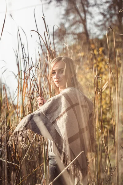 Vacker flicka i höst skog — Stockfoto