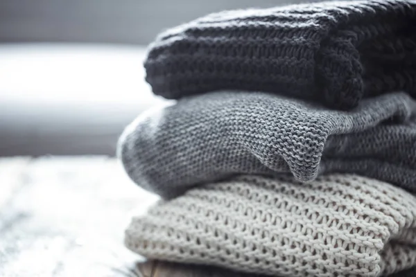 Egy halom kényelmes kötött pulóver — Stock Fotó