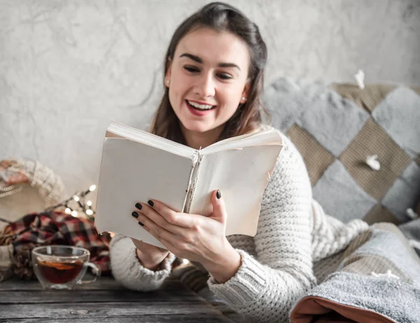 Kitap okuyan kız. — Stok fotoğraf