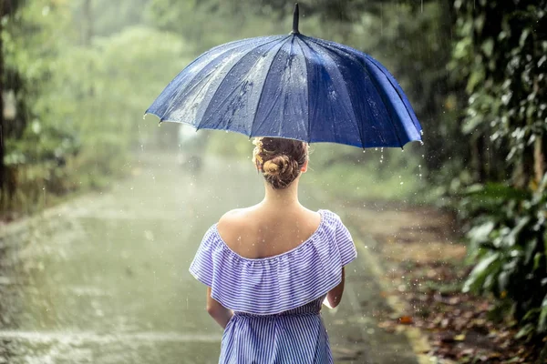 Fille avec parapluie sous la pluie — Photo