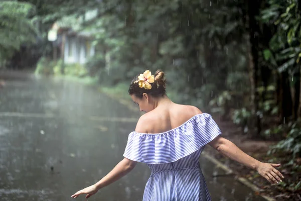 Meisje gelukkig regen — Stockfoto