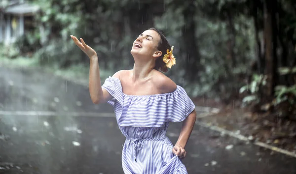 女の子幸せな雨 — ストック写真