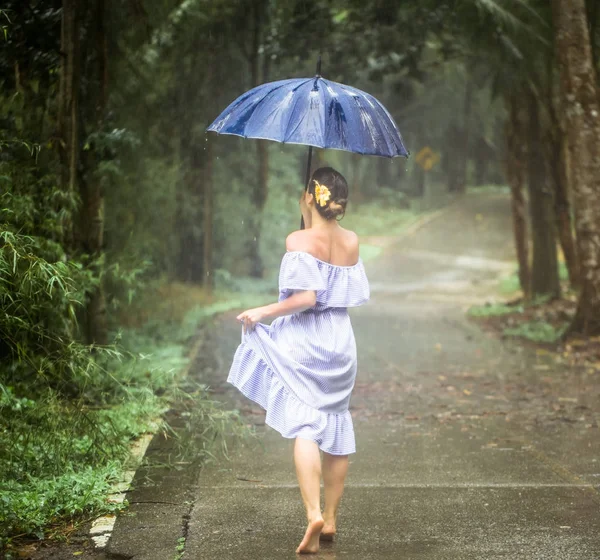 Fille avec parapluie sous la pluie — Photo