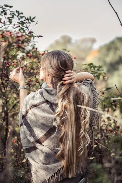 Vacker flicka i höst skog — Stockfoto