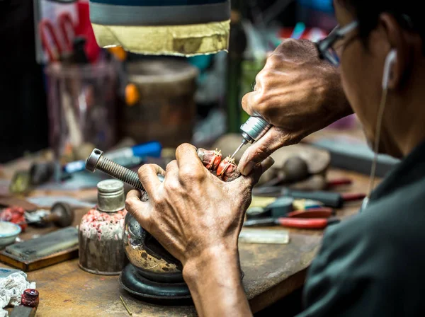 Procesamiento de piedras preciosas — Foto de Stock