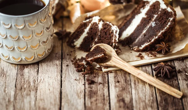 Eine gemütliche Tasse Tee und ein Stück Kuchen — Stockfoto